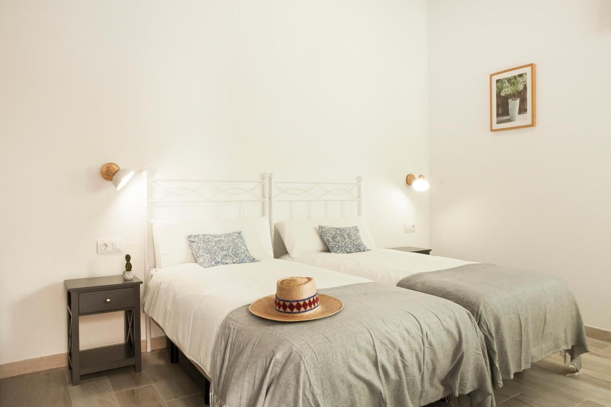 Apartamentos Rg Hospital Valme Seville Luaran gambar