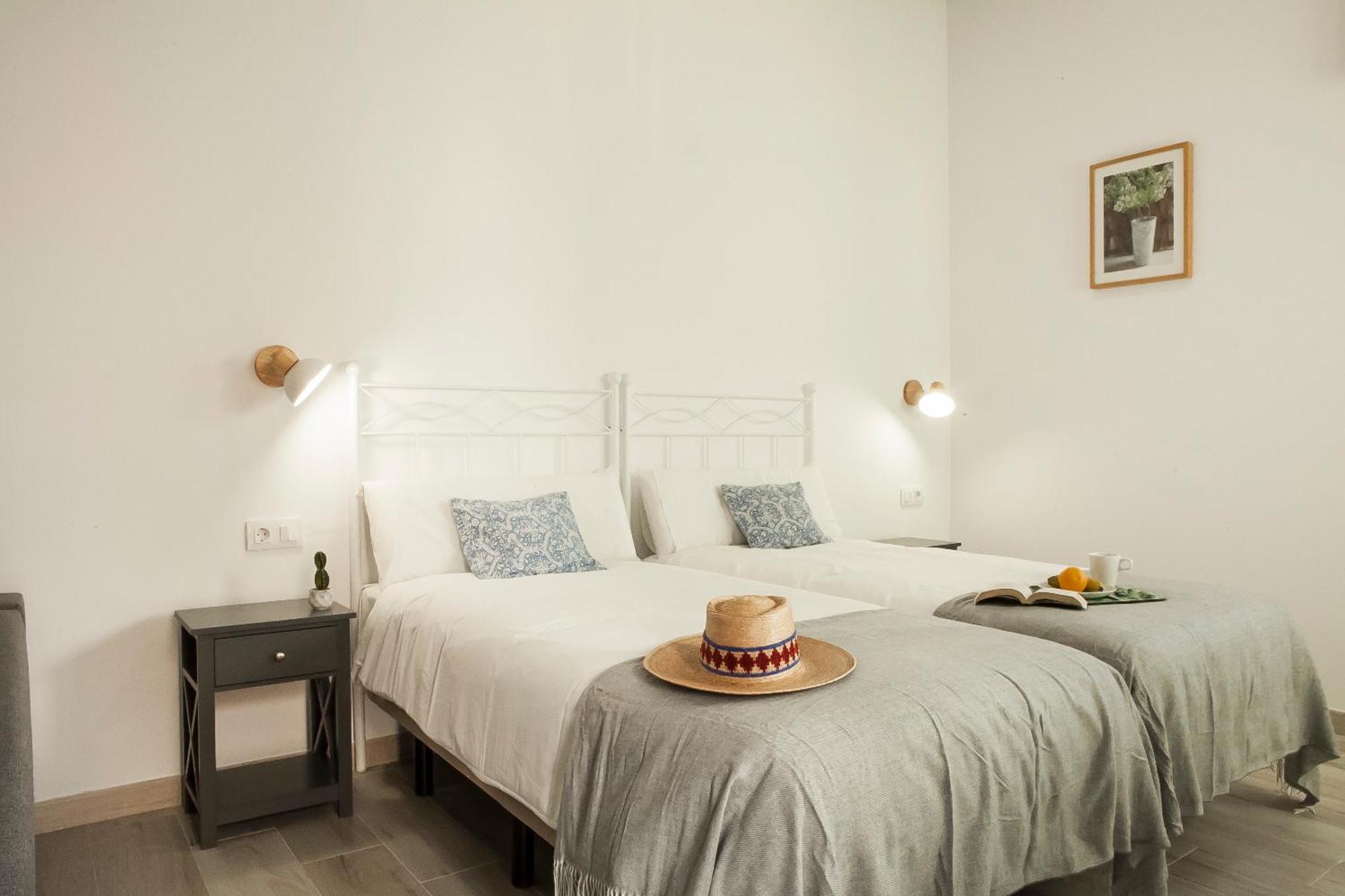 Apartamentos Rg Hospital Valme Seville Luaran gambar