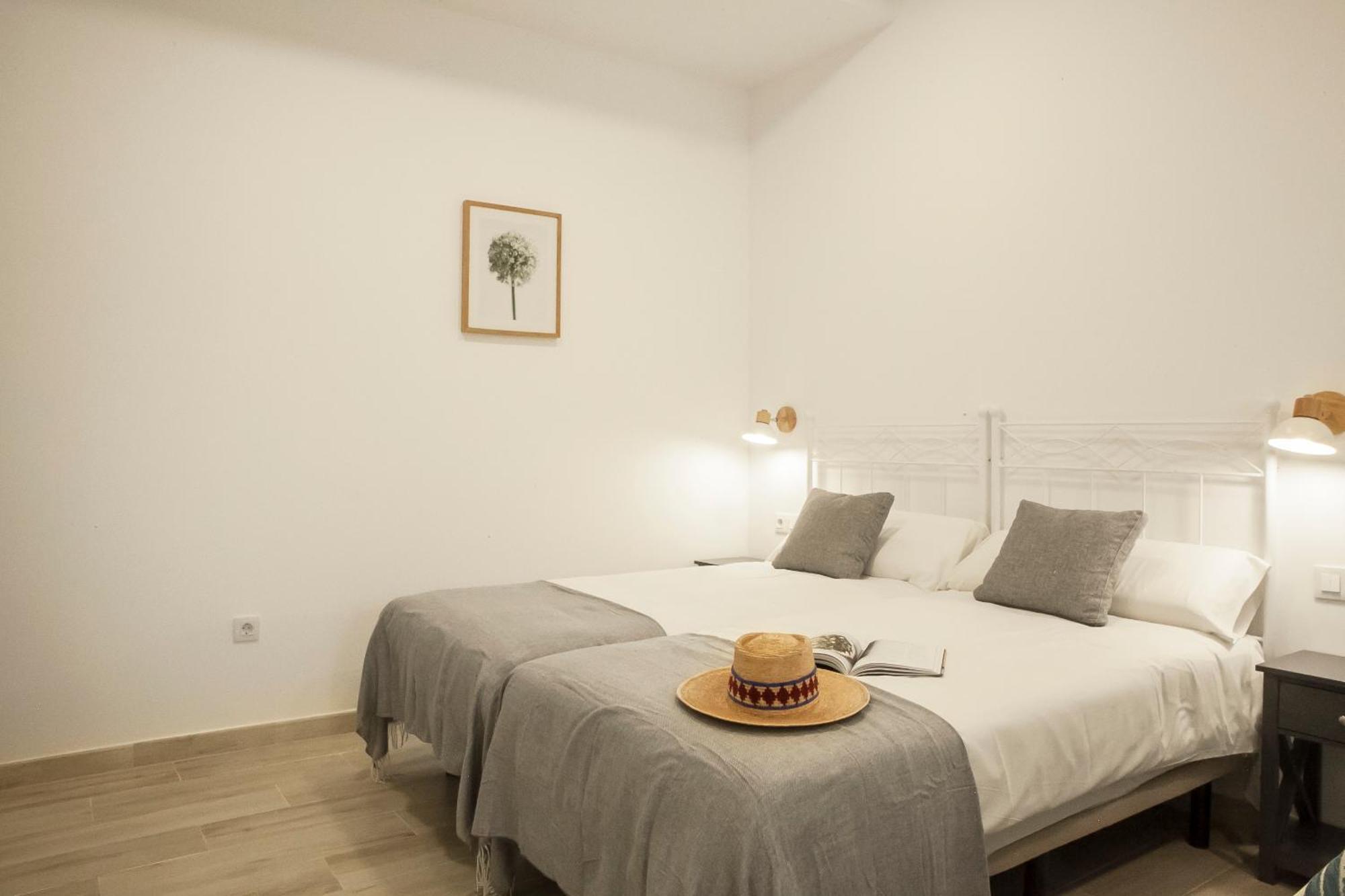 Apartamentos Rg Hospital Valme Seville Luaran gambar